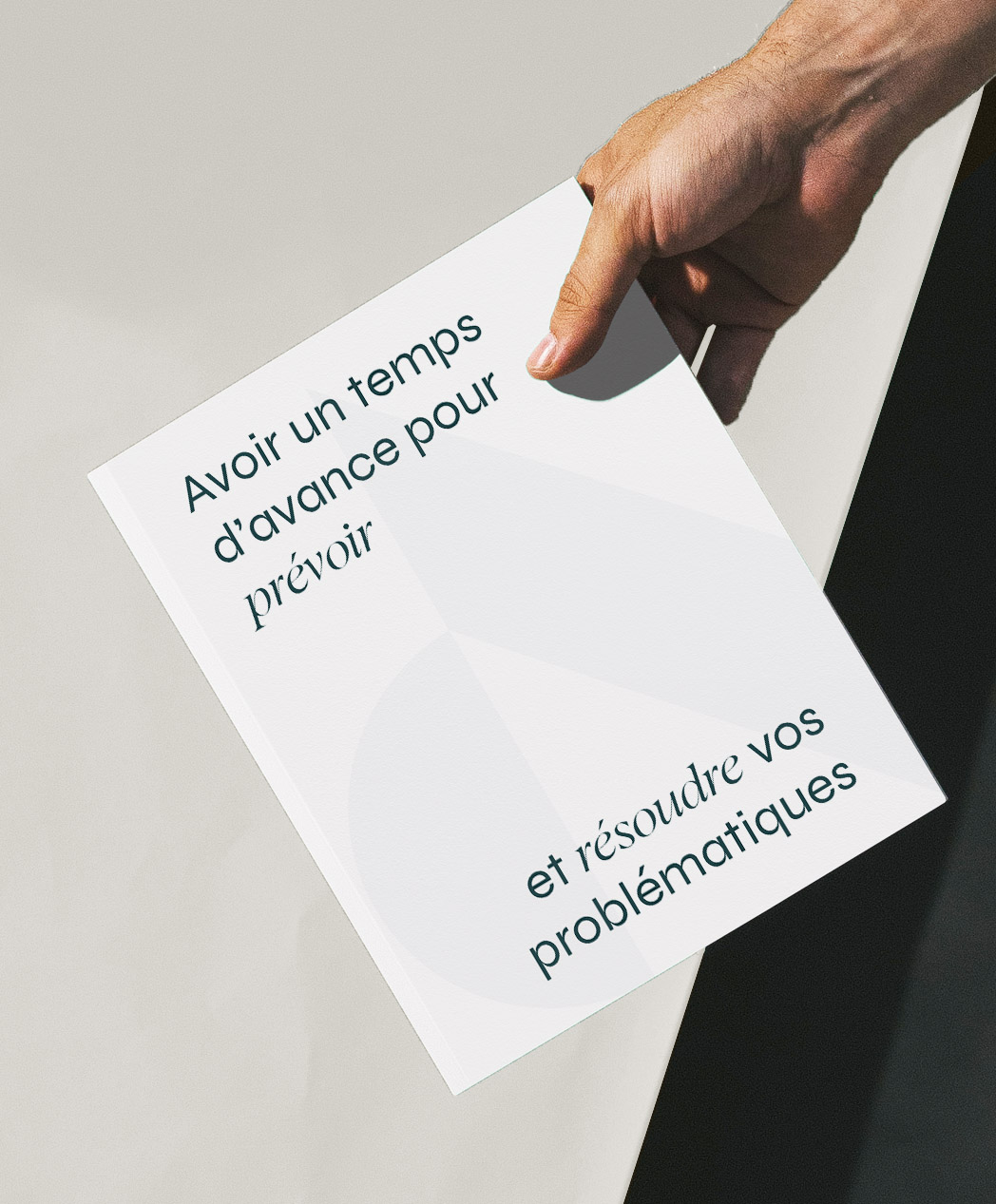 Photo d'une affiche avec le texte : avoir un temps d'avance pour prévoir et résoudre vos problématiques